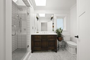 Haartrockner, Handtücher, Seife, Toilettenpapier