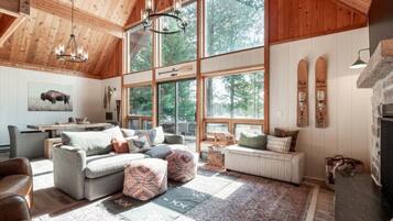 Een televisie en tafelvoetbal