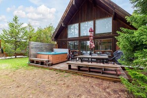 Outdoor dining - Waterfront Loon Cottage | Private Boat Dock | Hot Tub (Island Park)