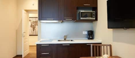 Quarto solteiro conforto | Cozinha privada | Frigobar, chaleira elétrica, talheres/pratos/utensílios de cozinha