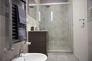 Family Quadruple Room | Bathroom - Miramare Luxury Suites (Trieste)