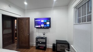 3 habitaciones, escritorio y tabla de planchar con plancha