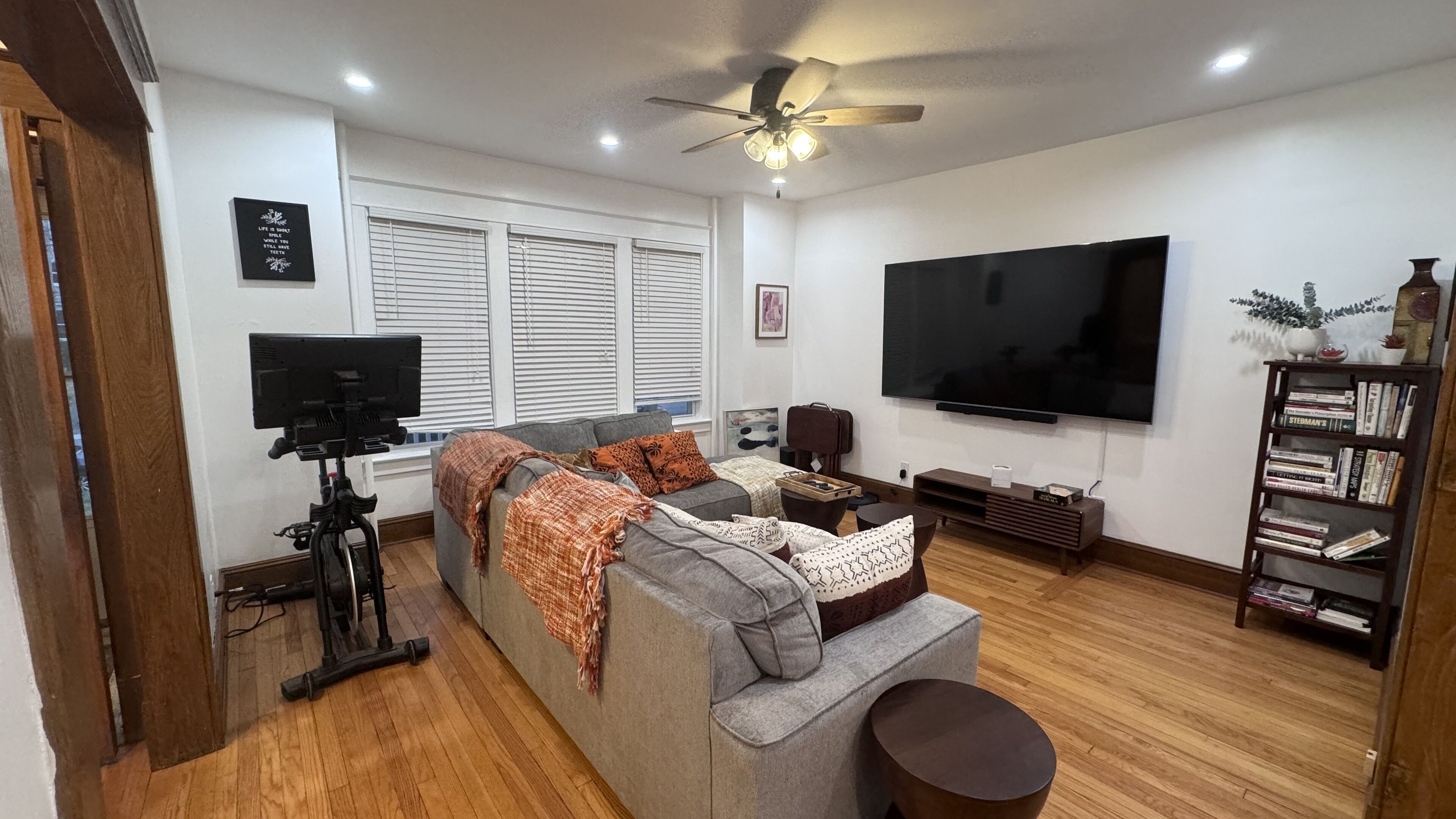 Smart-TV, bøker og PC-skjermer