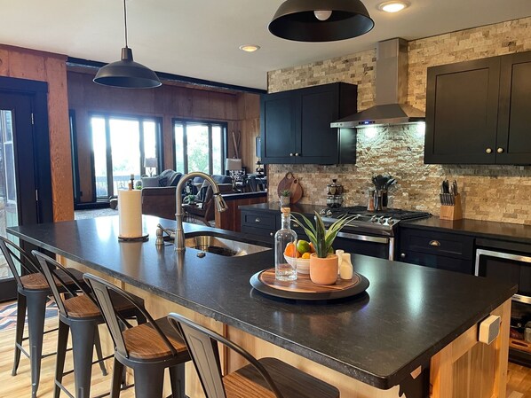 Jääkaappi, mikroaaltouuni, uuni, liesi