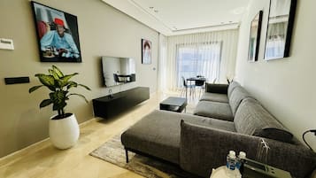 Apartamento Premium, vistas a la ciudad | Zona de estar | Smart TV de 55 pulgadas con canales digitales, Netflix