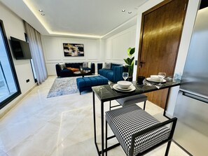 Apartamento superluxo, sacada, vista para o pátio | Área de estar | Smart TV 55 polegadas com canais digitais, Netflix