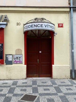 Exterior detail - 1 Bed Flat - Sleeps 2 - Pets - Smoking on terrace (Praha)