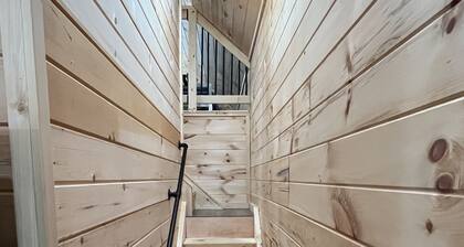 Lillie's Pad -Cozy 2-bedroom cabin- 20 miles from Natural Bridge in Beattyville.