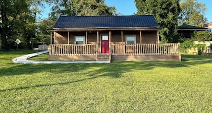 Lillie's Pad -Cozy 2-bedroom cabin- 20 miles from Natural Bridge in Beattyville.