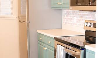 Coffee/tea maker, fridge, microwave, oven