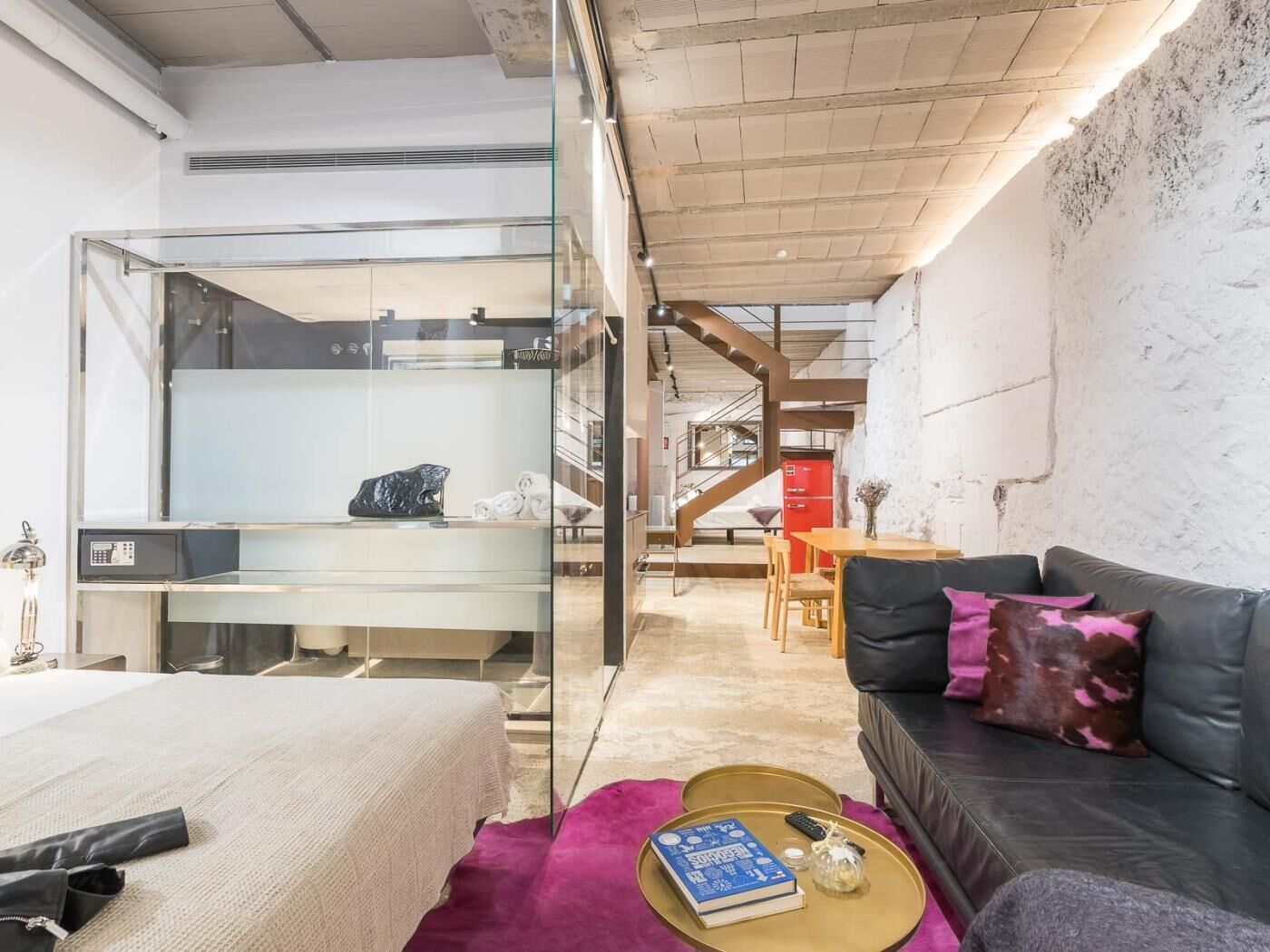 2 dormitorios, caja fuerte, tabla de planchar con plancha