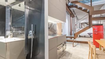 Frigorífico, microondas, horno y placa de cocina