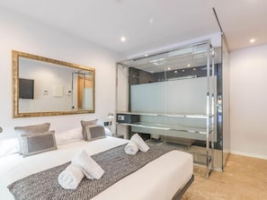 In-room safe, iron/ironing board, travel cot, free WiFi