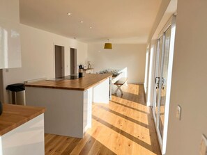 Kühlschrank, Mikrowelle, Ofen, Geschirrspüler