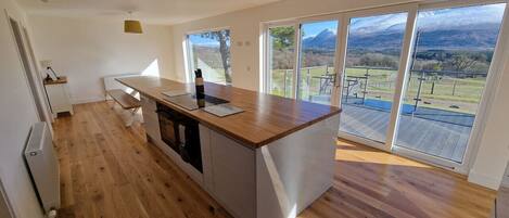 KĂŒhlschrank, Mikrowelle, Ofen, GeschirrspĂŒler