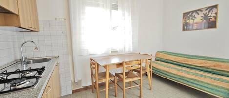 Kühlschrank, Kochgeschirr/Geschirr/Besteck