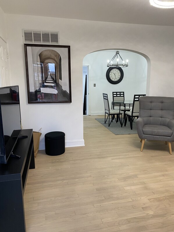 Smart TV - Cozy, Contemporary, newly renovated B&B In the heart of Washington, DC!! (Washington)