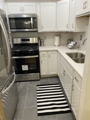 Fridge, microwave, oven, stovetop - Cozy, Contemporary, newly renovated B&B In the heart of Washington, DC!! (Washington)