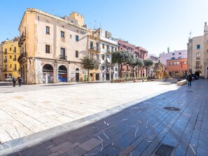 A spacious public square with historic buildings, a fountain, and a clear sky. - Apartment in TGN historic center only 10min beach (Tarragona)