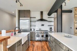 Réfrigérateur, four à micro-ondes, un four, surface de cuisson