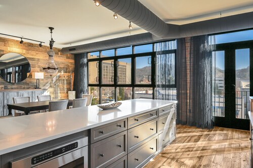 Huge 3 Bedroom Condo, Central Downtown Asheville