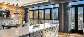 Huge 3 Bedroom Condo, Central Downtown Asheville