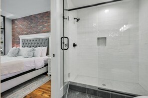3 bedrooms, desk, iron/ironing board, WiFi - Huge 3 Bedroom Condo, Central Downtown Asheville (Asheville)
