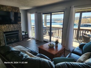 TV connectée, cheminée, jeux vidéo