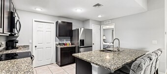 Family Friendly Home/BRAND NEW House/ Central Location/kitchen essentials/Lanai