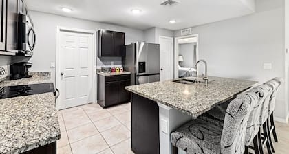 Family Friendly Home/BRAND NEW House/ Central Location/kitchen essentials/Lanai