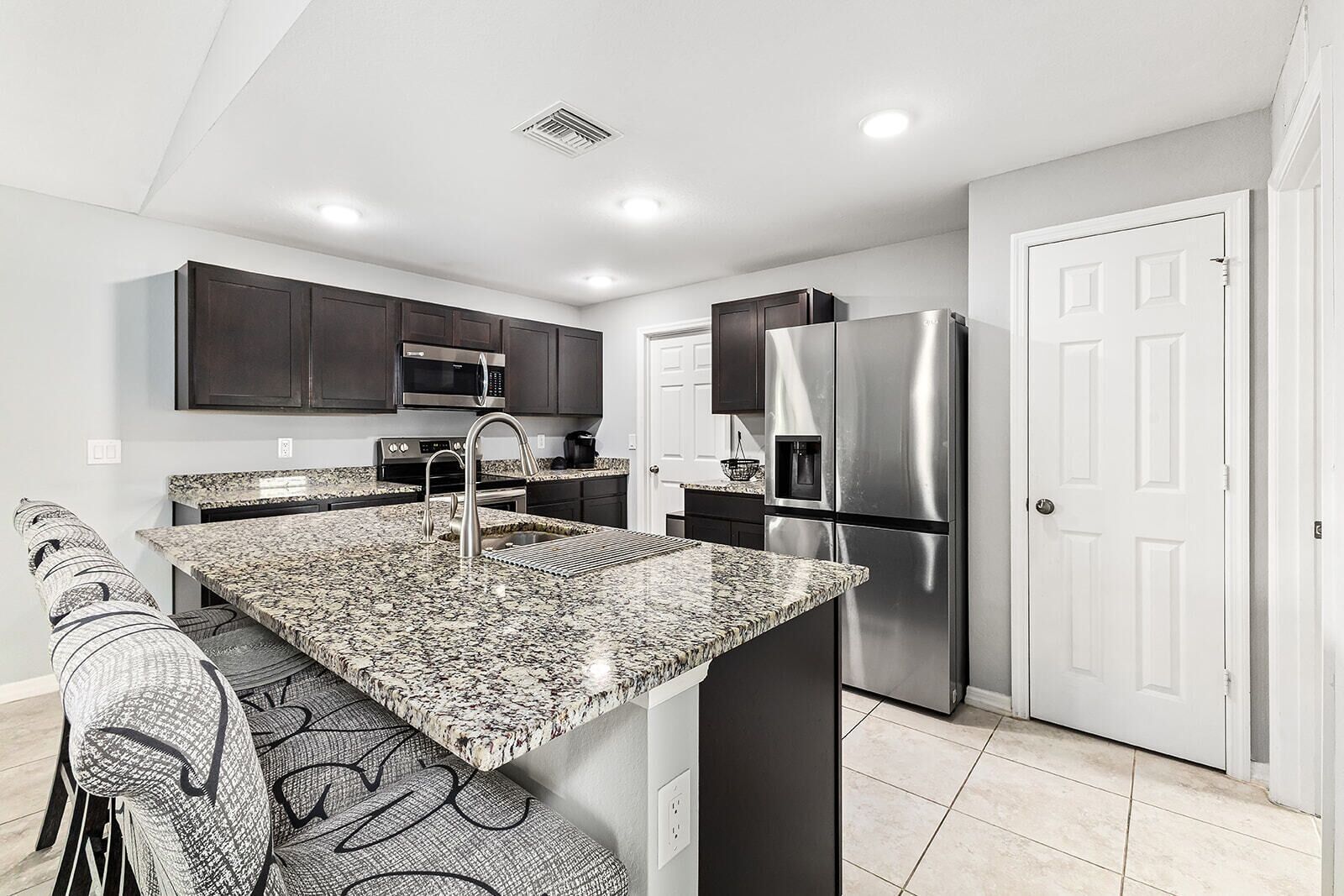 Een koelkast, een magnetron, een oven, een kookplaat