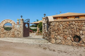 Villa, 3 habitaciones, piscina privada, vistas al jardín | Fachada del alojamiento