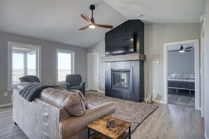 Smart TV, chimenea y monitor de computadora