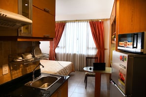 Appartement Ville, vue ville | Cuisine privée | Mini réfrigérateur, micro-ondes, plaque de cuisson