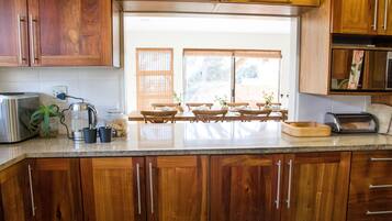 KylskÄp, mikrovÄgsugn, ugn och spishÀll