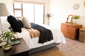 5 quartos, ferros/tábuas de passar roupa, acesso à internet