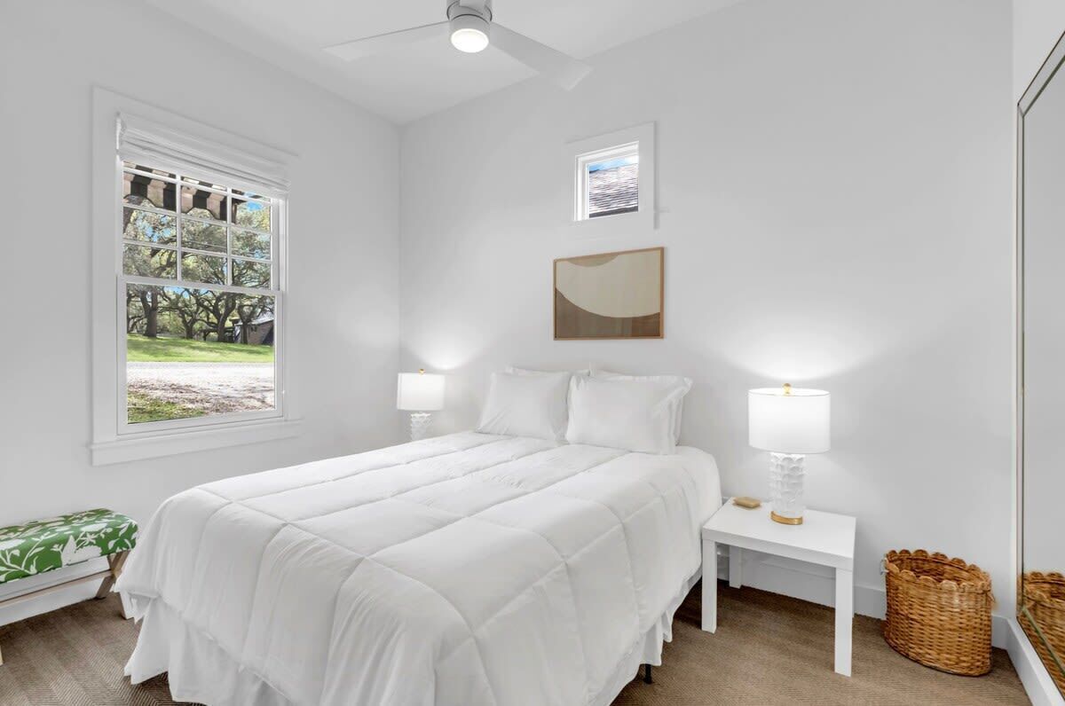 Downstairs Guest Room: Queen
