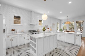 Fridge, microwave, oven, stovetop - The Snug- Lakefront house, water toys, & boat dock (Kingsland)