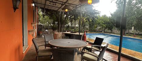 تناول الطعام بالخارج