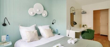 2 bedrooms, desk, iron/ironing board, WiFi