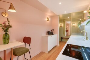 Kühlschrank, Ofen, Geschirrspüler, Wasserkocher mit Kaffee-/Teezubehör