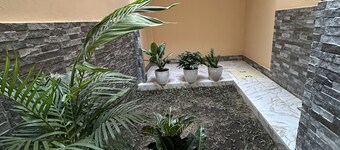 Chic apartment with a cute little garden. 30 minutes from the AIBD airport