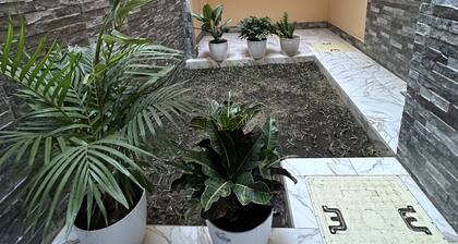 Chic apartment with a cute little garden. 30 minutes from the AIBD airport