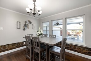 Dining - Spacious house near AT&T stadium (Grand Prairie)