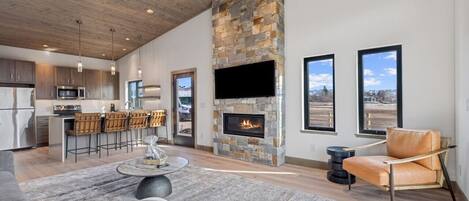 Smart TV, fireplace