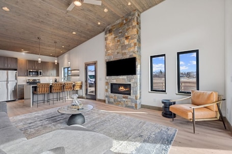 Smart TV, fireplace. Mara Luxury Cabin- Aspen