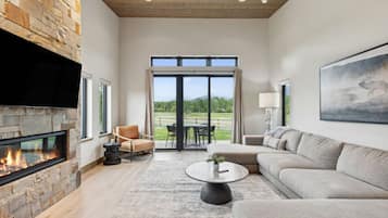 Smart TV, fireplace