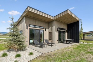 Outdoor dining - Walking Distance to the River: Luxury Cabin Minutes to Downtown (Hamilton)