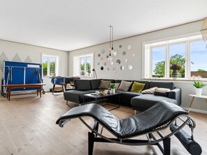 Tv, eldstad och bordsfotboll