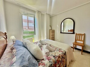 2 bedrooms, iron/ironing board, bed sheets